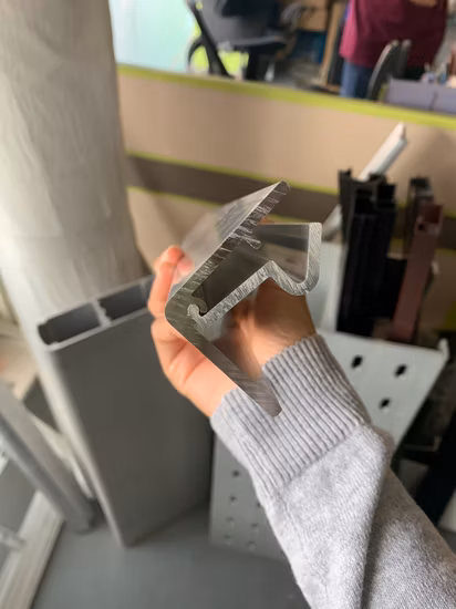 Cadre de panneau solaire Extrusion d'aluminium énergie solaire argent noir cadre solaire anodisé cadre anodisé